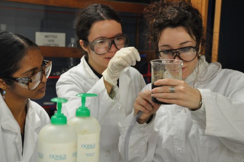 Etudiants de chimie magique testant un ferrofluide